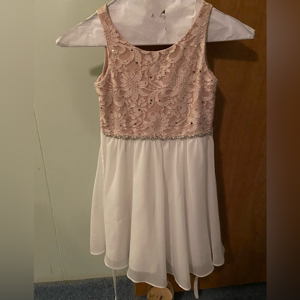 Beautiful, Worn once, sequins in the lace (shown as black dots in the pictures)